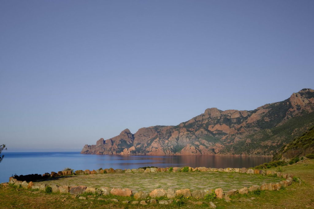 Une ancienne aire de battage qui surplombe la mer à Girolata