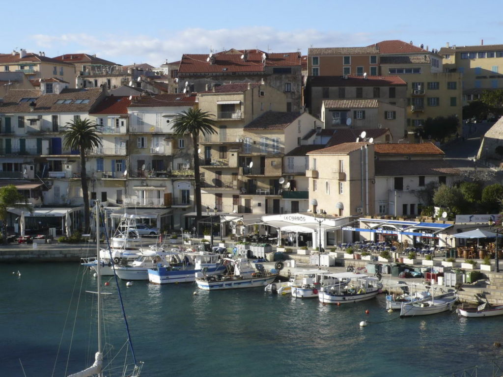 Vue sur le port de Calvi et ses anciennes maisons