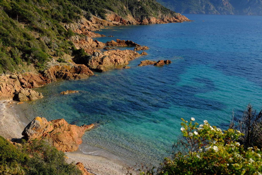En empruntant le sentier du facteur, superbe vue sur la plage sauvage de Tuara