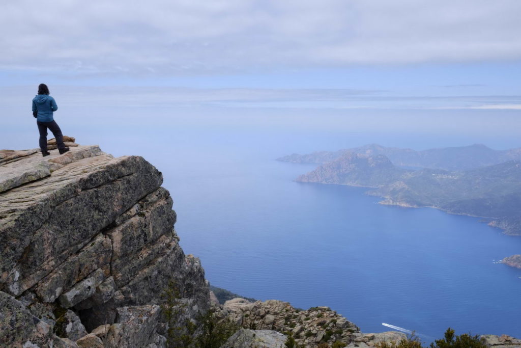 randonneuse regardant la réserve naturelle de Scandola du sommet du capu d'Ortu